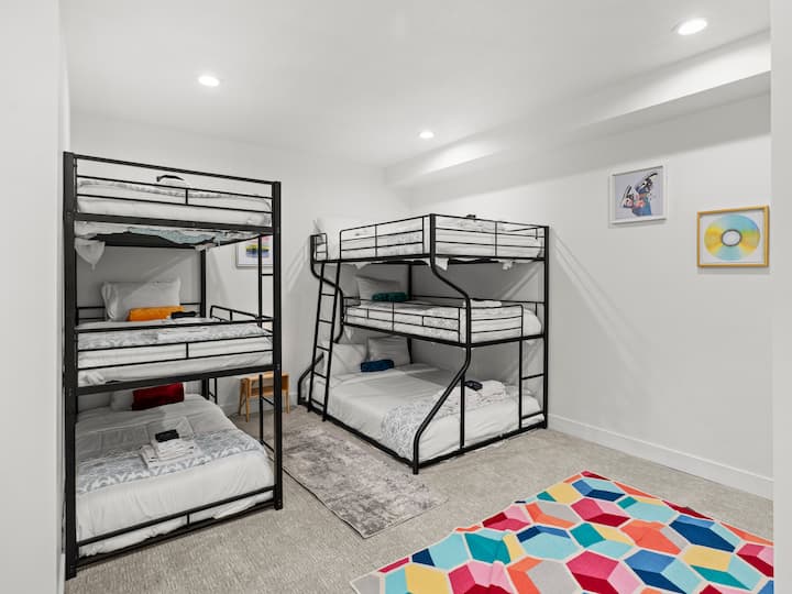 [ქვედა სართული] საბავშვო სამოთხე - უამრავი საწოლი ძილისა და ახალი მეგობრებისთვის.