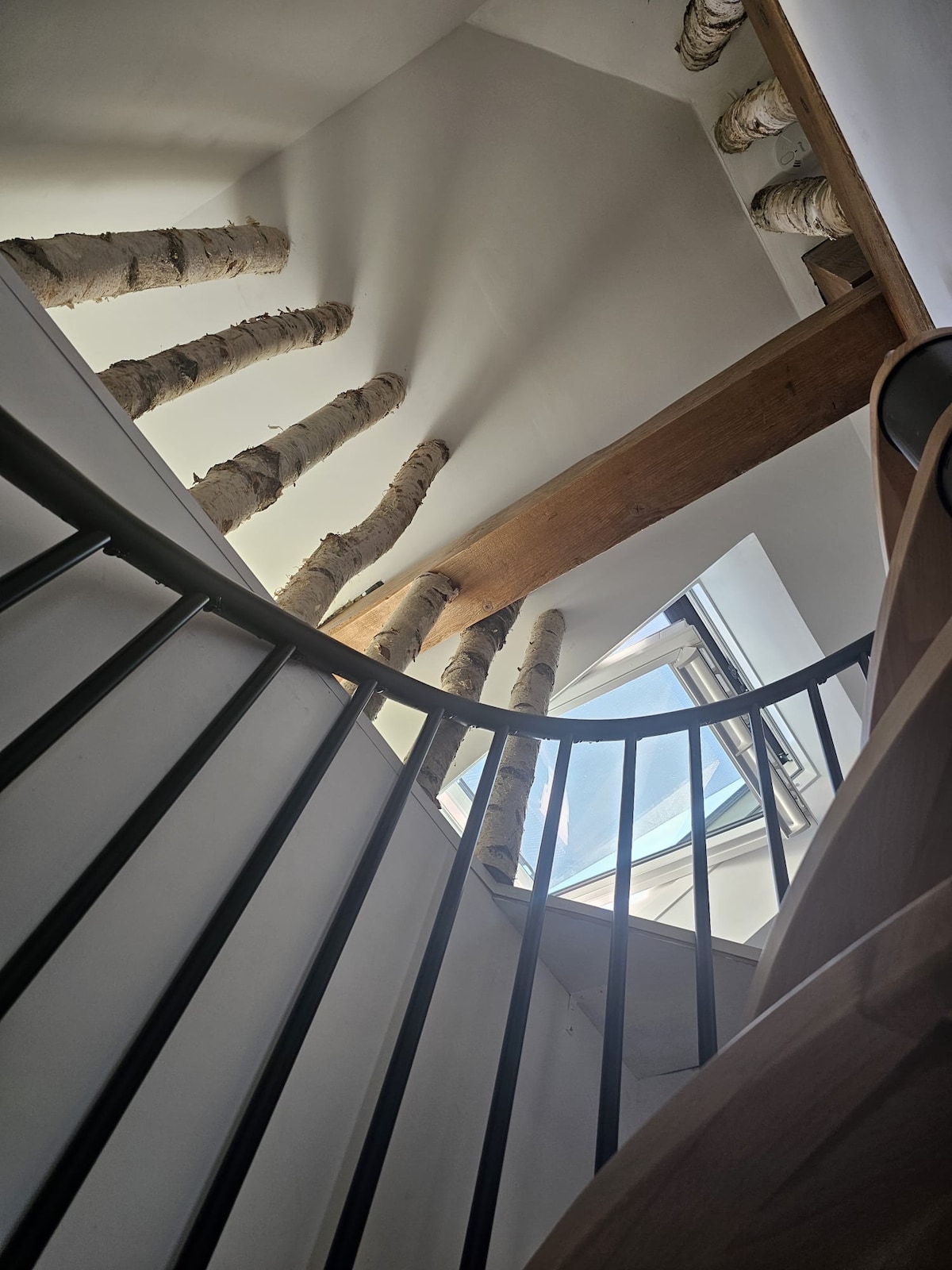 Okno Velux s detskou poistkou, ktorá zabraňuje jeho otvoreniu