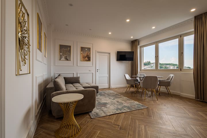 Old Town View Suite | 2br & 2 Full Baths - Brașov