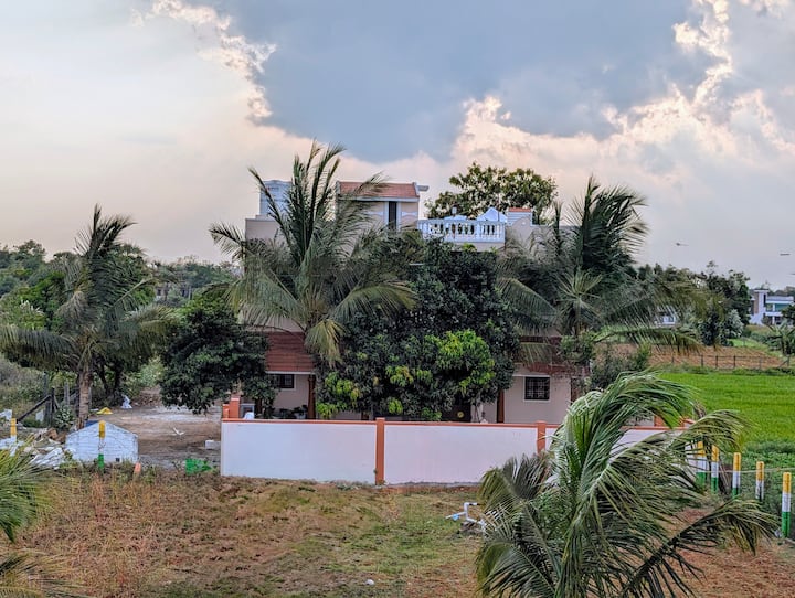 Yellowra Farmstay - 4BHK with 65" TV in calm area