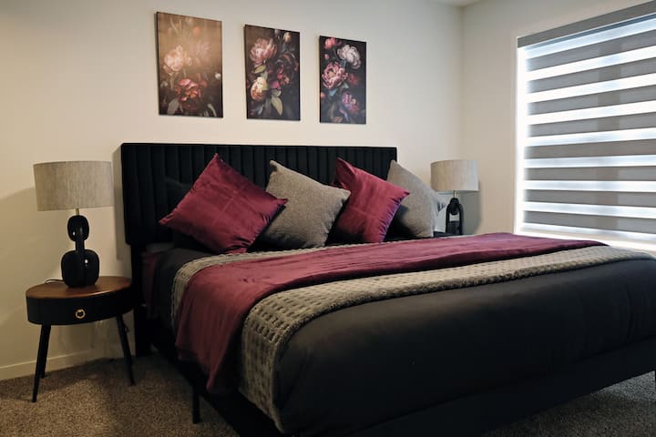 Завршете го денот во оваа луксузна, убаво дизајнирана спална соба, создадена за мирни и мирни ноќи.