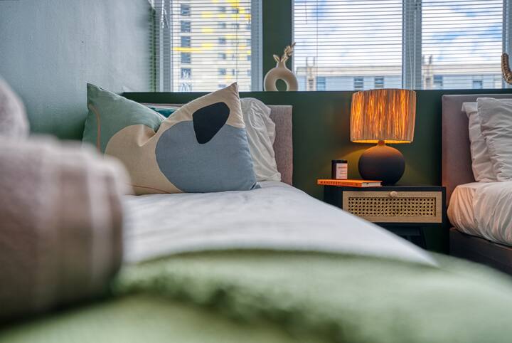 Ubytovania pre zmluvných partnerov v Portsmouthi. Oddýchnite si po dni, sledujte televíziu, Netflix. Máme rýchle širokopásmové pripojenie a toto miesto je priamo v centre blízko všetkého, s parkoviskom. Využite našu plne vybavenú kuchyňu. Nie je potrebné ponúkať zľavy na dlhšie pobyty.