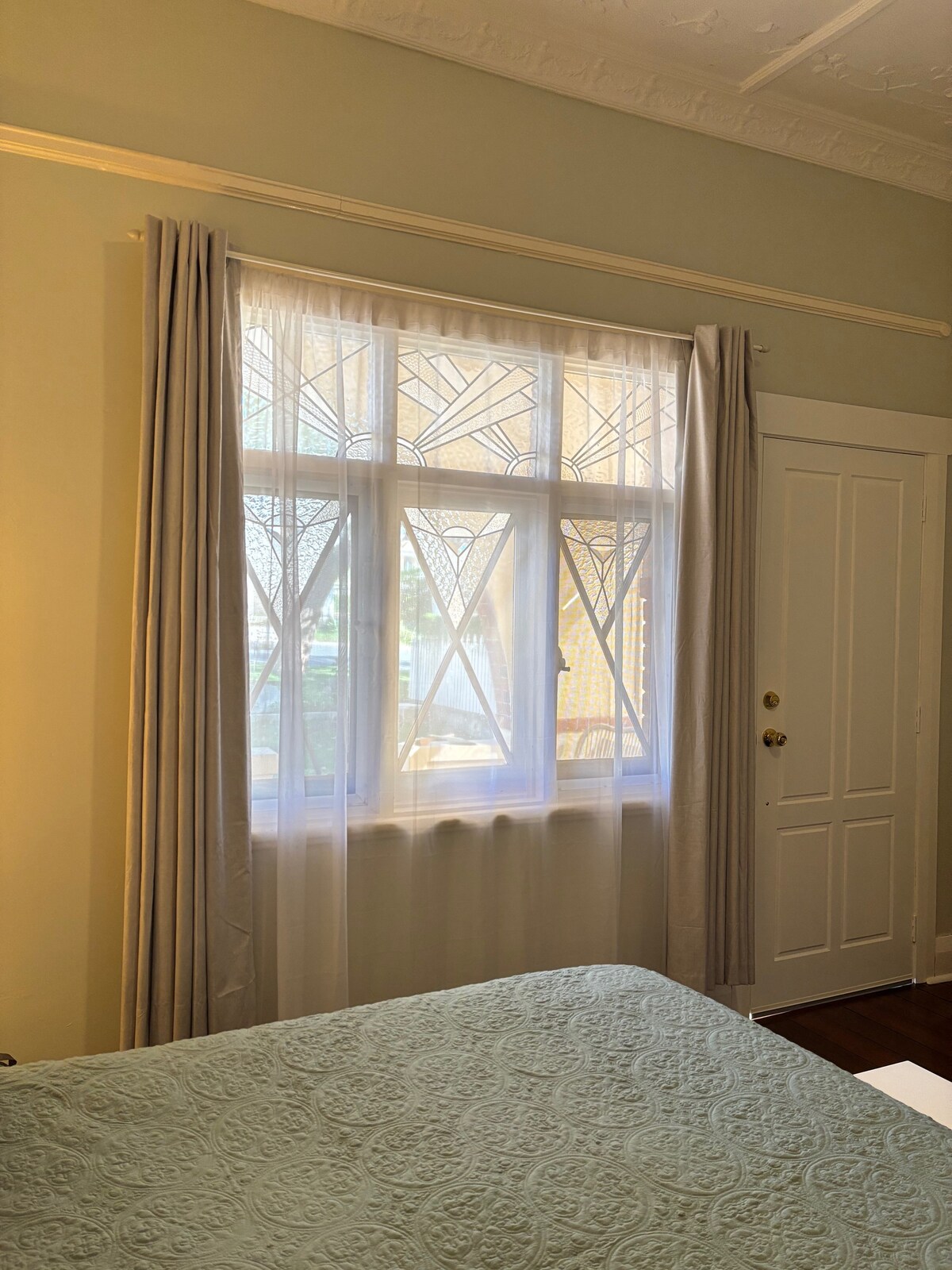 Ბევრი ბუნებრივი სინათლე ჩნდება გამჭვირვალე ფარდებში, რომლებიც განმარტოებას გპირდებათ. Ამ ფოტოზე მოცემული კარი არის თქვენი პირადი შესასვლელი ვერანდიდან. Გადაკეტეთ ფარდები და შეინარჩუნეთ სითბო ცივ ღამეებში, ოთახი კი ლამაზი და ბნელი.