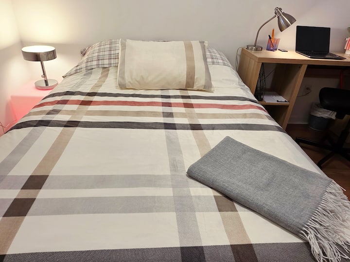 Dhoma e gjumit 2 ka një krevat dopio dhe hapësirë pune të rehatshme. Tavolinë pune me rafte, karrige zyre, abazhur tavoline, internet me shpejtësi të lartë, priza të shumëfishta elektrike. Tavolina pranë krevatit është një kub i lehtë me ngjyra të shumëfishta të lehta me telekomandë.