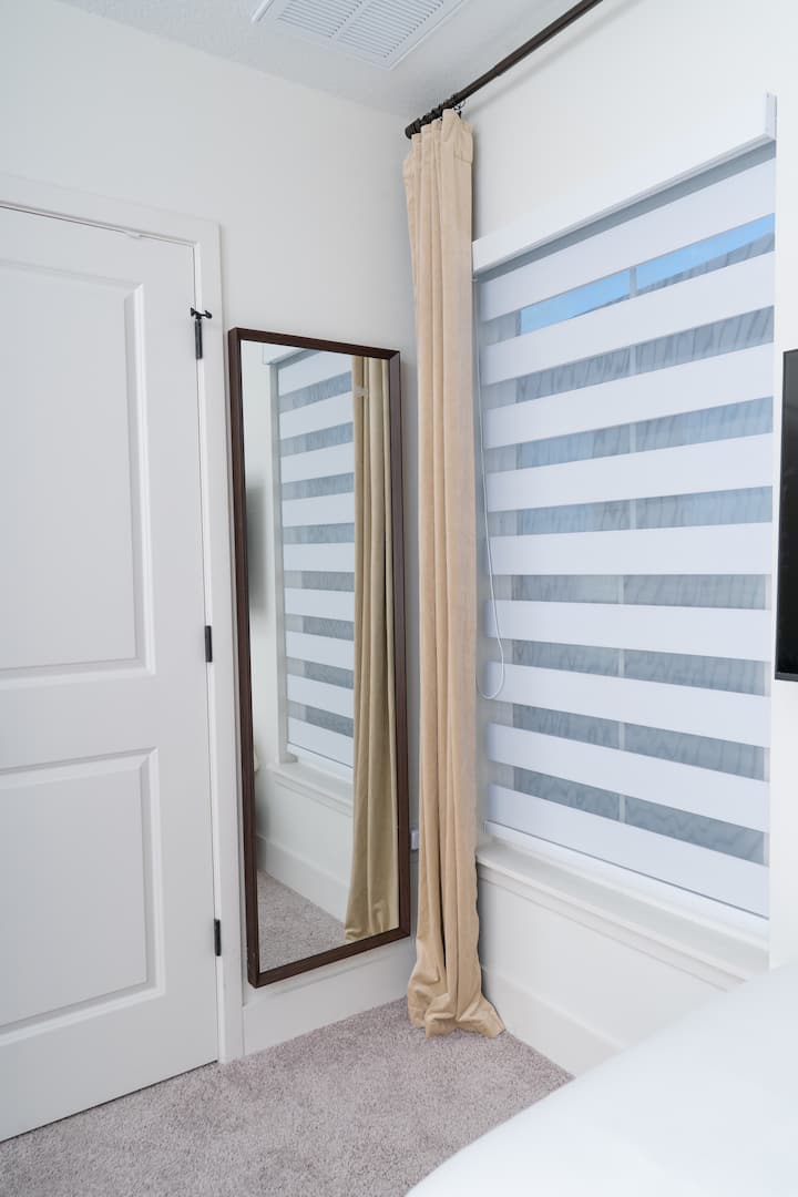 Ძირითადი ფლიგელი | დიდი საწოლი | 50-დუიმიანი სამსუნგის ტელევიზორი | ექო-დოტი საათთან ერთად | სარკე მთელ სიგრძეზე | ვენტილატორი | პლაჟის პირსახოცები | ბარგის თაროები | თმის დარტყმის საშრობი