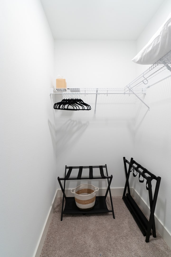 Ძირითადი ფლიგელი | დიდი საწოლი | 50-დუიმიანი სამსუნგის ტელევიზორი | ექო-დოტი საათთან ერთად | სარკე მთელ სიგრძეზე | ვენტილატორი | პლაჟის პირსახოცები | ბარგის თაროები | თმის დარტყმის საშრობი