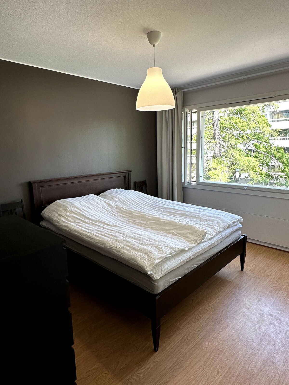 El dormitorio tiene una cama doble 160*200, con colchones de muelles separados y un colchón acolchado individual. Ventana grande para el sol de la mañana y cortinas opacas.