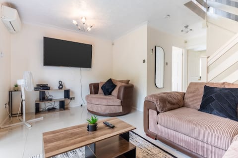 Top performing Airbnb: Sleeps 8 • 10 Mins To Dartford Crossing + Parking in Stone