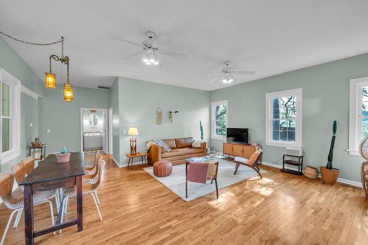 Pumzika katika sebule iliyojaa jua iliyo na dari zinazoinuka, vitu vya zamani na mtindo wa starehe wa nyumba ya shambani.