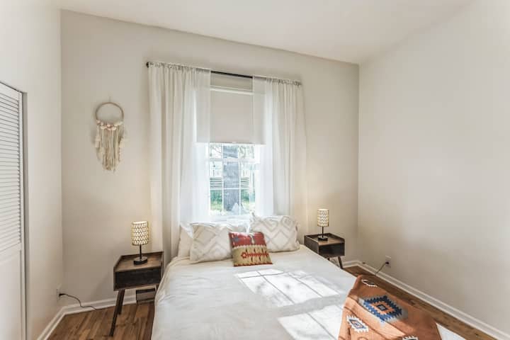 Pumzika kwa starehe ya kijijini ukiwa na mapambo ya joto ya magharibi, dari za juu na kitanda chenye starehe cha ukubwa wa malkia kwa ajili ya kulala usiku kwa utulivu.