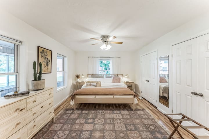 Pumzika katika sehemu hii tulivu yenye kitanda cha kifahari, dari ndefu, na mwanga laini wa asili unaotiririka kutoka kwenye chumba cha jua.