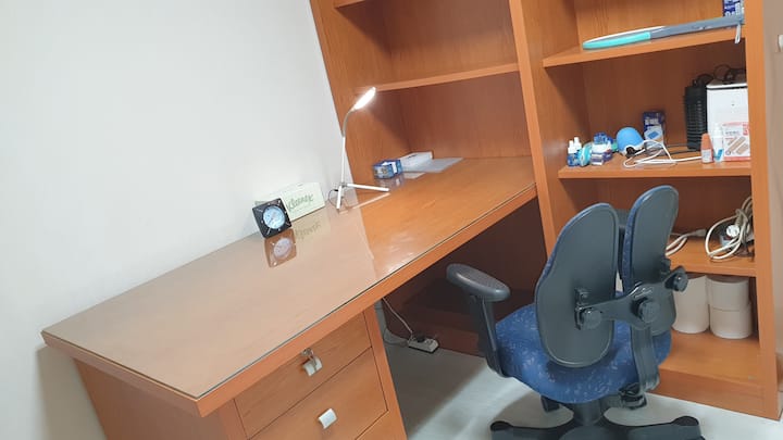 Radni stol i polica za knjige su veliki 