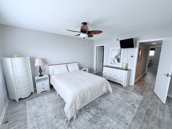  Los detalles cuidados y la moderna decoración costera hacen que esta habitación se sienta como tu propia escapada personal