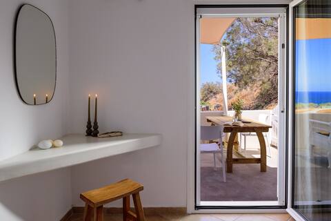 Picturesque Cycladic Home by the Aegean Sea