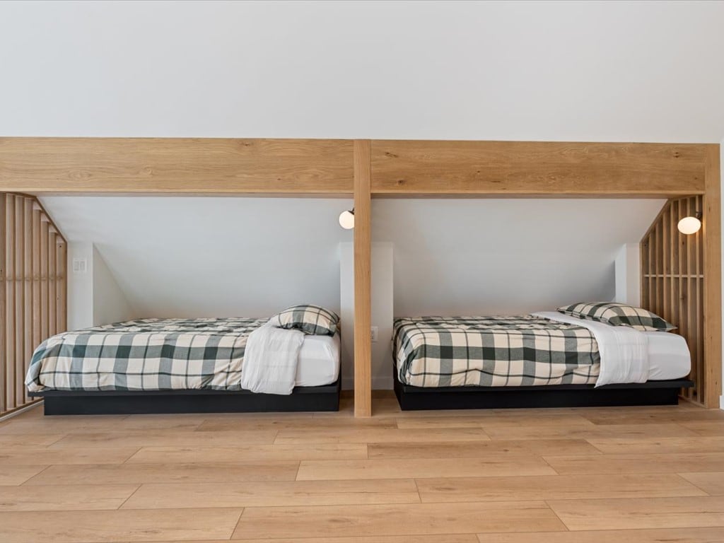 أسرّة بطابقين مدمجة مخصصة مع مصابيح محمولة - مثالية لحفلات النوم الممتعة، للأطفال أو للطفل الذي بداخلك