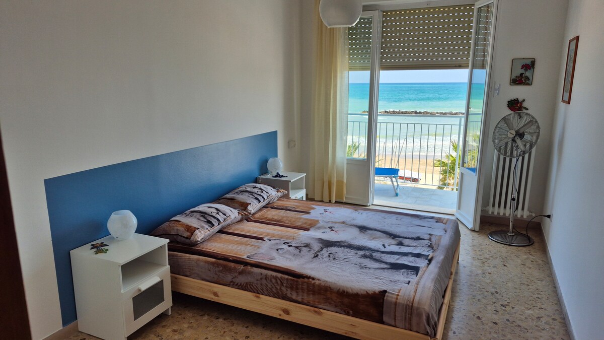 Стая с двойно легло или две единични легла с изглед към морето