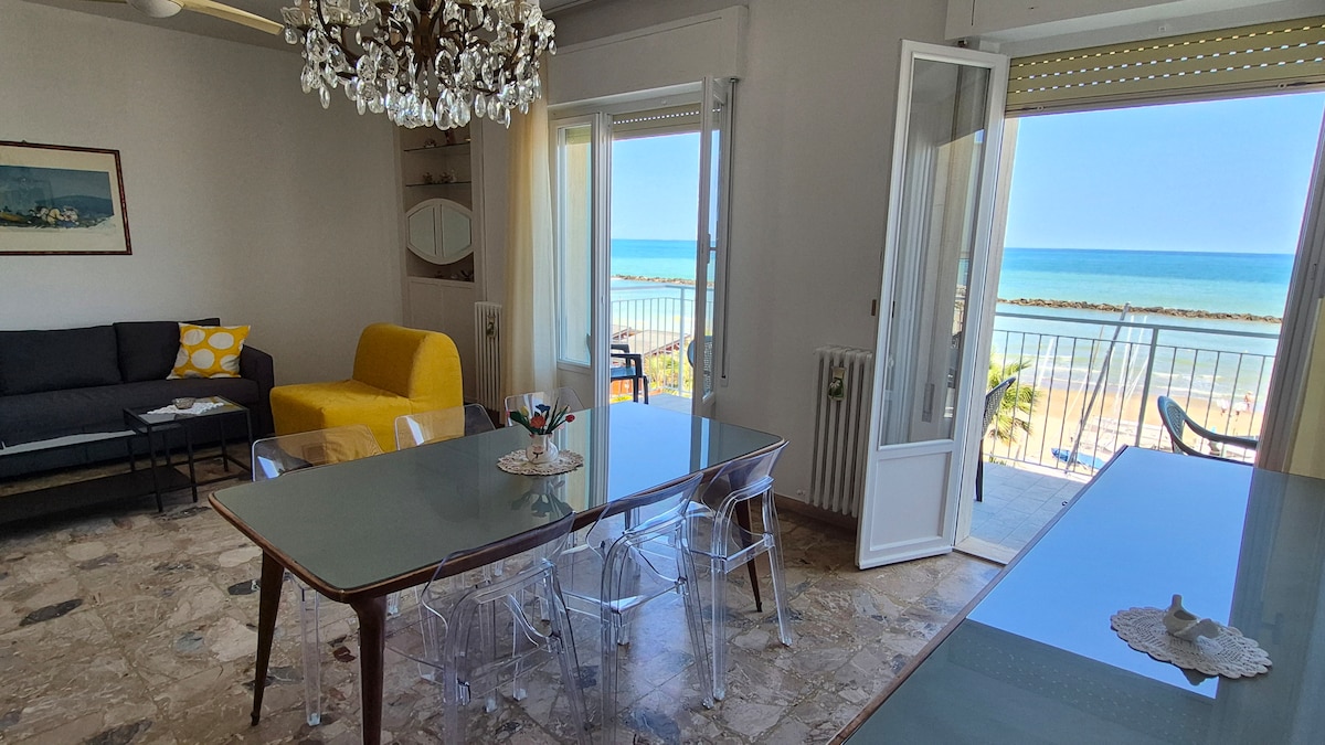 Всекидневна с балкон с изглед към плажа