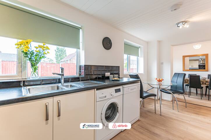 Charming 4 Bedroom House (Greater Manchester) gallery image 3