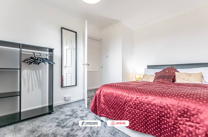 Charming 4 Bedroom House (Greater Manchester) gallery image 5