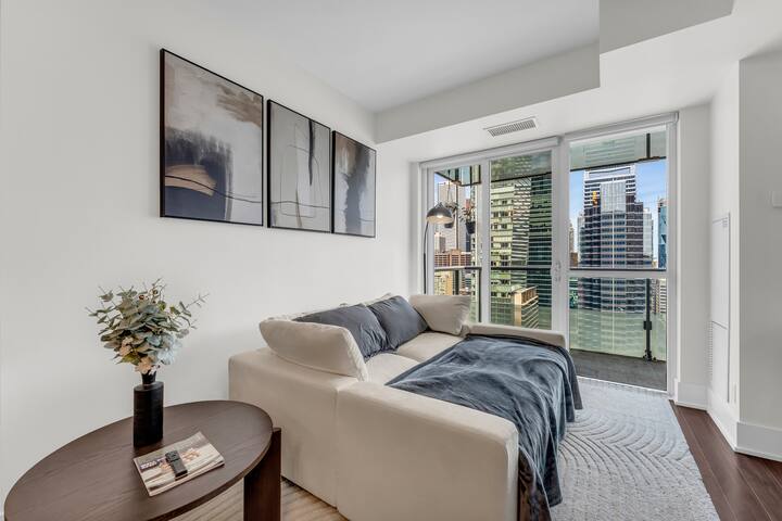 Elegant 2BR | CN Tower + Lake View w/ Rooftop Pool gallery image 4