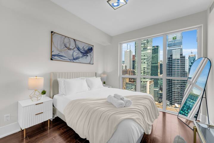 Elegant 2BR | CN Tower + Lake View w/ Rooftop Pool gallery image 5