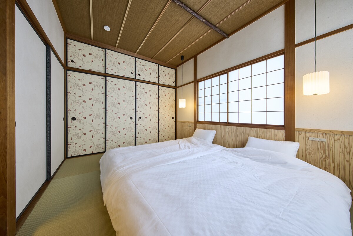 Ghorofa ya 2: Chumba cha mtindo wa Kijapani na Magharibi mikeka 6 ya tatami [AB]
/2 vitanda vya godoro (sentimita 120 × 196) urefu wa sentimita 20
