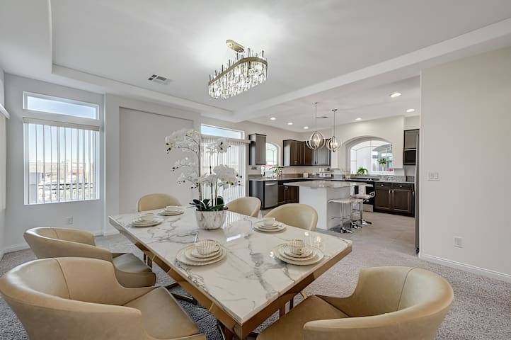 The Modern Manor:5B3.5B-10mins Escape to the strip