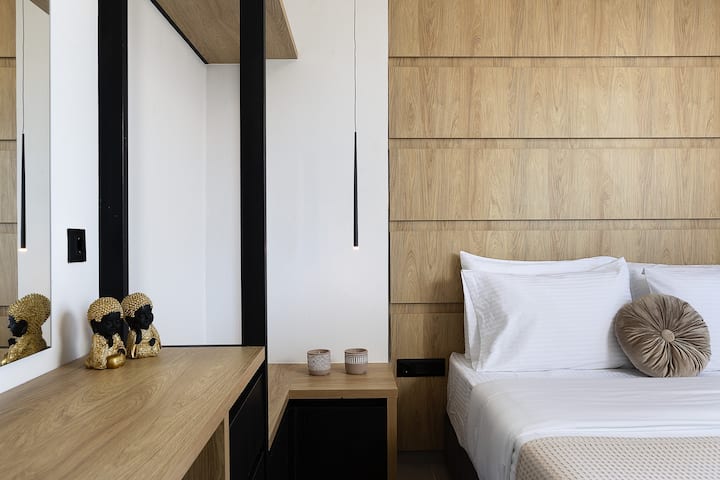 Вечно бегство ве чека во оваа брачна спална соба, совршена за опуштање по денот поминат во природа.