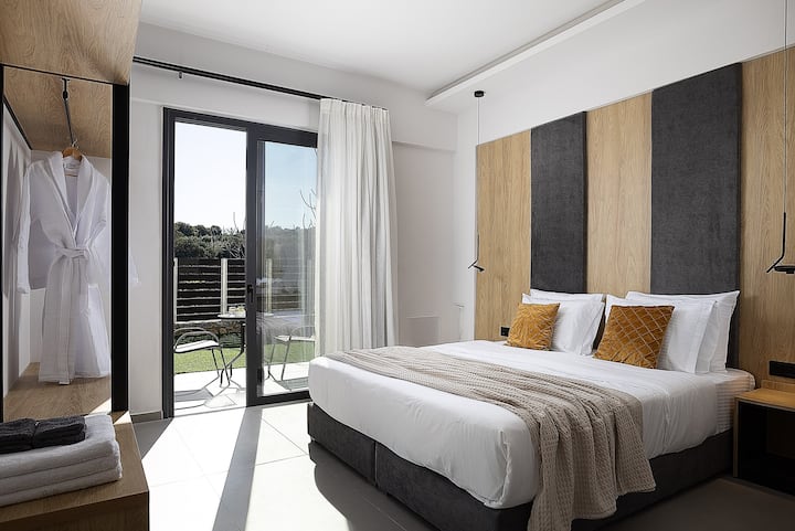 Разбудете се освежени во оваа пространа спална соба на приземјето со брачен кревет и поглед кон градината.