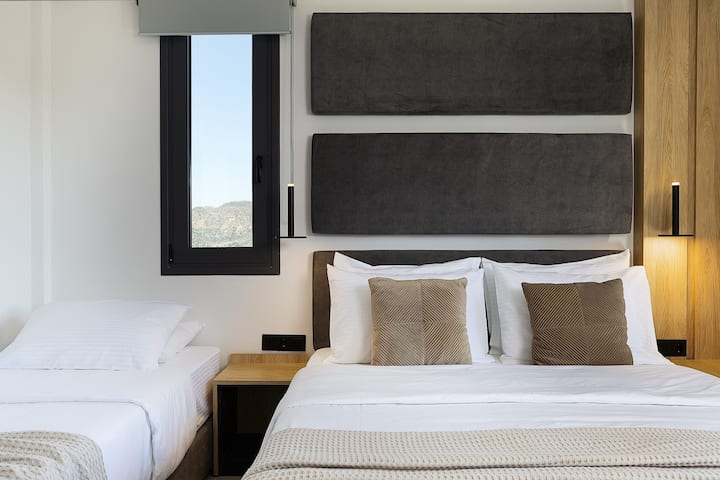 Спалната соба има три единечни кревета.