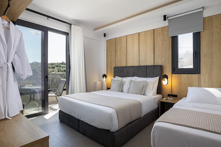 Третата спална соба на вилата се наоѓа на првиот кат и има три единечни кревета.