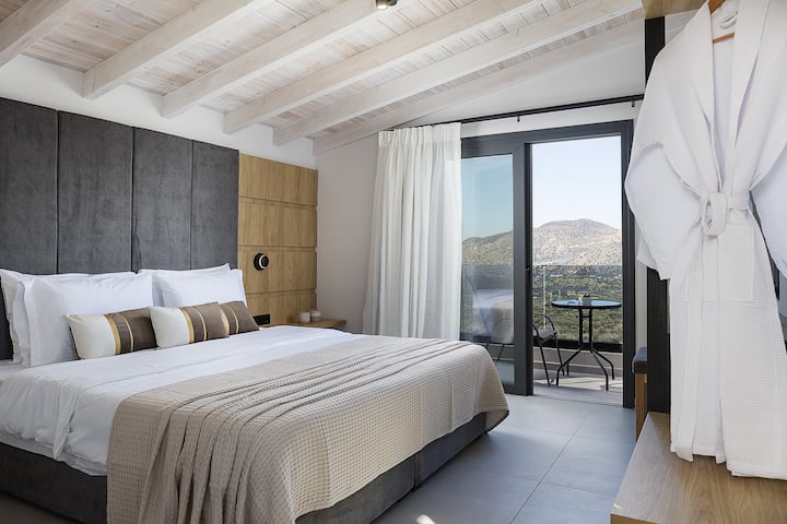 Спијте удобно и луксузно во оваа наместена спална соба на првиот кат.