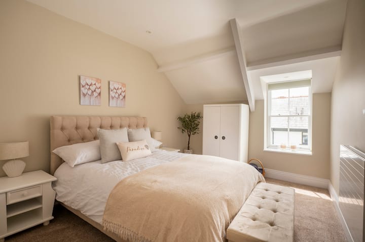 Dormitorio doble con ventanas de guillotina luminosas y vistas tranquilas