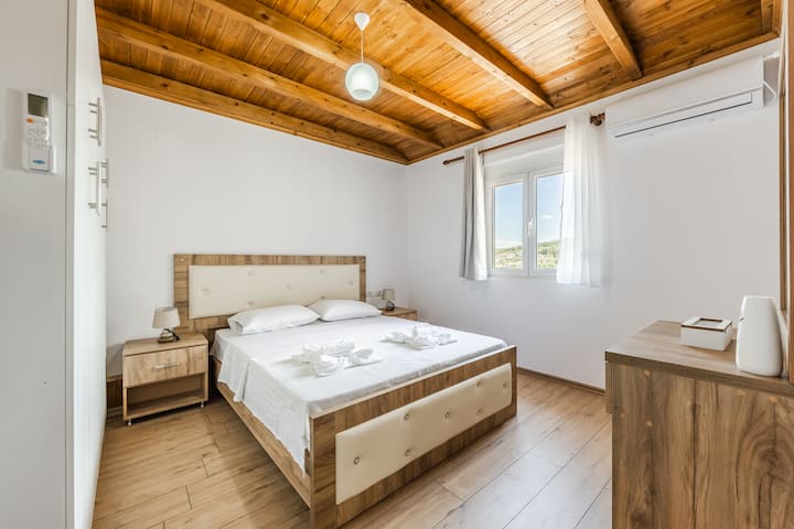 1 dhomë gjumi me një krevat dopio