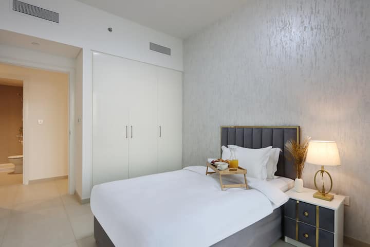 Pohodlná spálňa s dostatočným úložným priestorom v šatníku a neutrálnymi odtieňmi