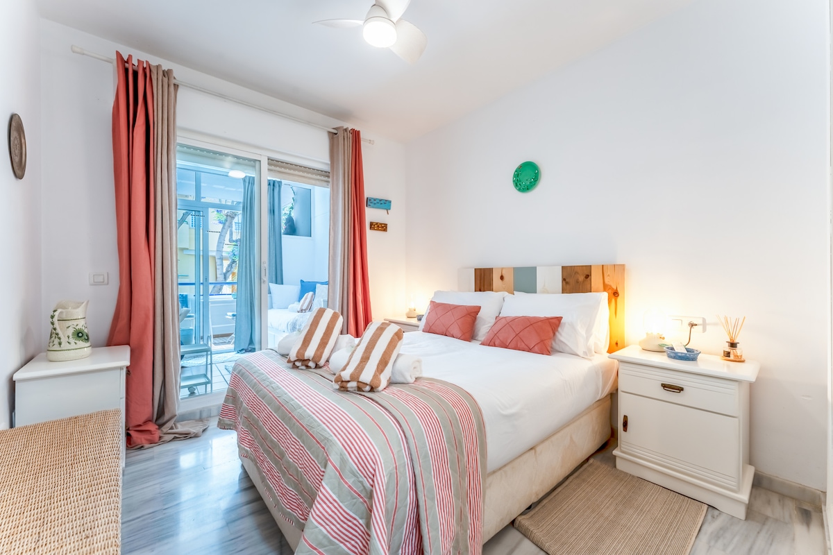 חדר שינה 2 נפתח לחדר שינה 3 שיש בו שולחן עבודה ומיטת יחיד