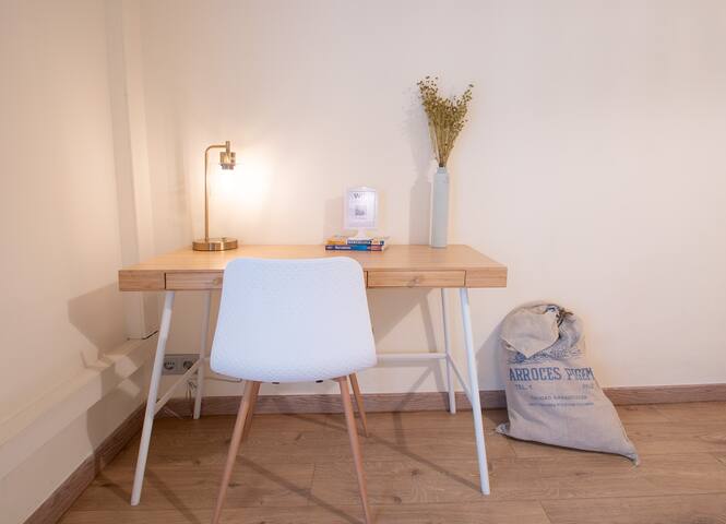 Spacious central apt, 4BR, AC, Wi-Fi, Gothic gallery image 3