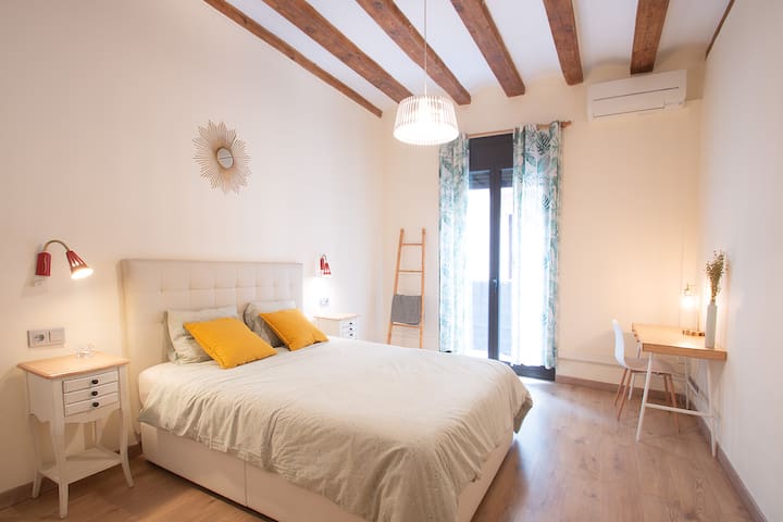 Spacious central apt, 4BR, AC, Wi-Fi, Gothic