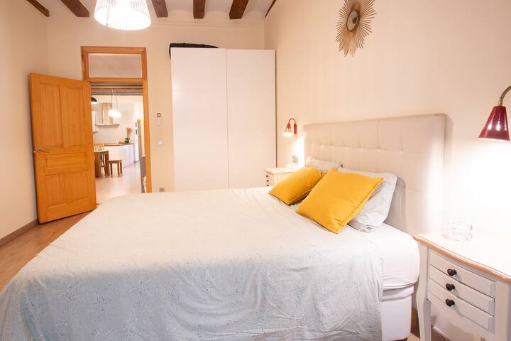 Spacious central apt, 4BR, AC, Wi-Fi, Gothic gallery image 4