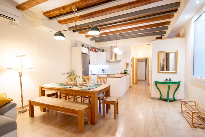 Spacious central apt, 4BR, AC, Wi-Fi, Gothic gallery image 5