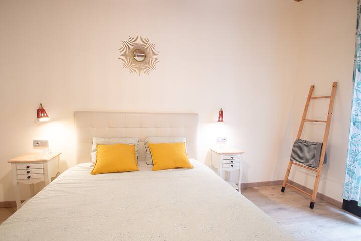 Spacious central apt, 4BR, AC, Wi-Fi, Gothic gallery image 2