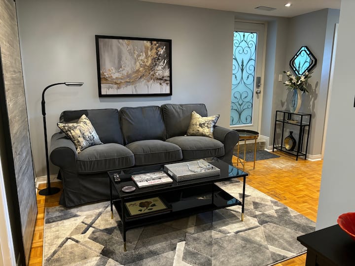 Art Deco Basement Suite In Family Home - Toronto