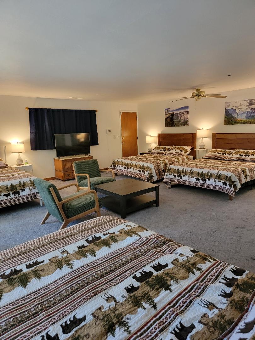 نسمي هذه "غرفة السرير"! 4 أسرّة كوين جديدة مع خطوط زائدة وأغطية سرير للراحة! ألعاب للأطفال والبالغين! تلفزيون بشاشة كبيرة ومكيف جداري إضافي