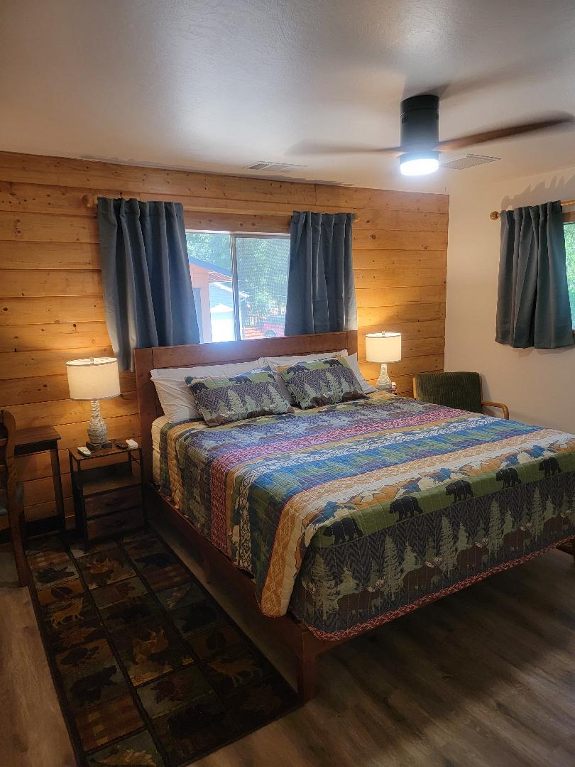 سرير بحجم كينج جديد مع بياضات فاخرة. المصابيح كلها مصابيح تعمل باللمس في جميع غرف النوم. الكثير من مساحة التخزين والخزانة. منطقة جلوس ومكتب للكتابة ومروحة سقف وتلفزيون كبير.