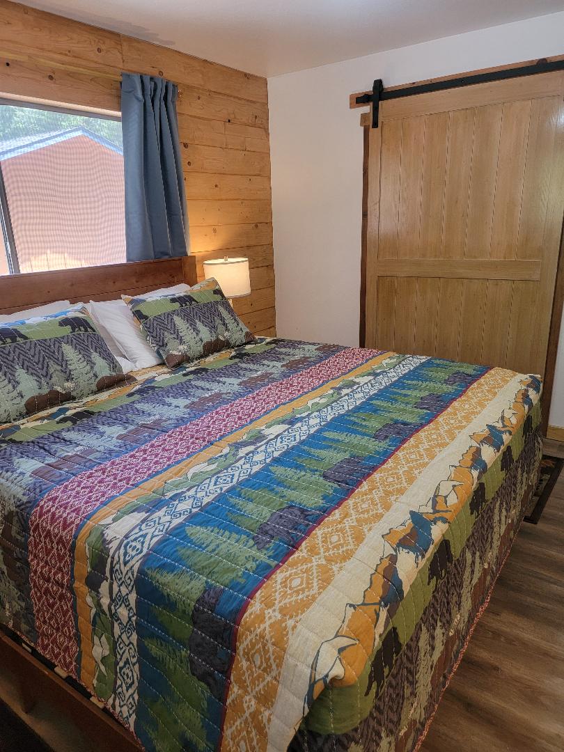 استمتع بنوم هانئ في سرير كينج تحت سرير المغامرات الجبلية. تحتوي الغرفة على مساحة تخزين كبيرة وخزانة كبيرة ومصابيح تعمل باللمس مع منافذ شحن ومروحة سقف وتلفزيون كبير.