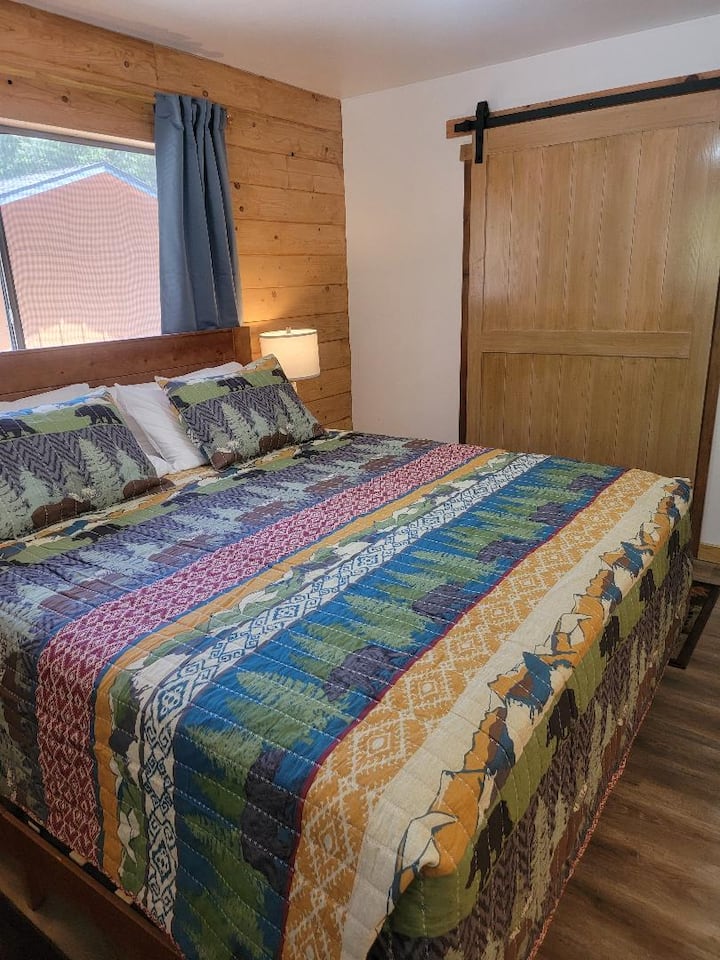 在山下的特大床上睡个好觉。 房间有充足的储物空间、大衣柜、带充电口的触摸灯、天花板风扇和大电视。