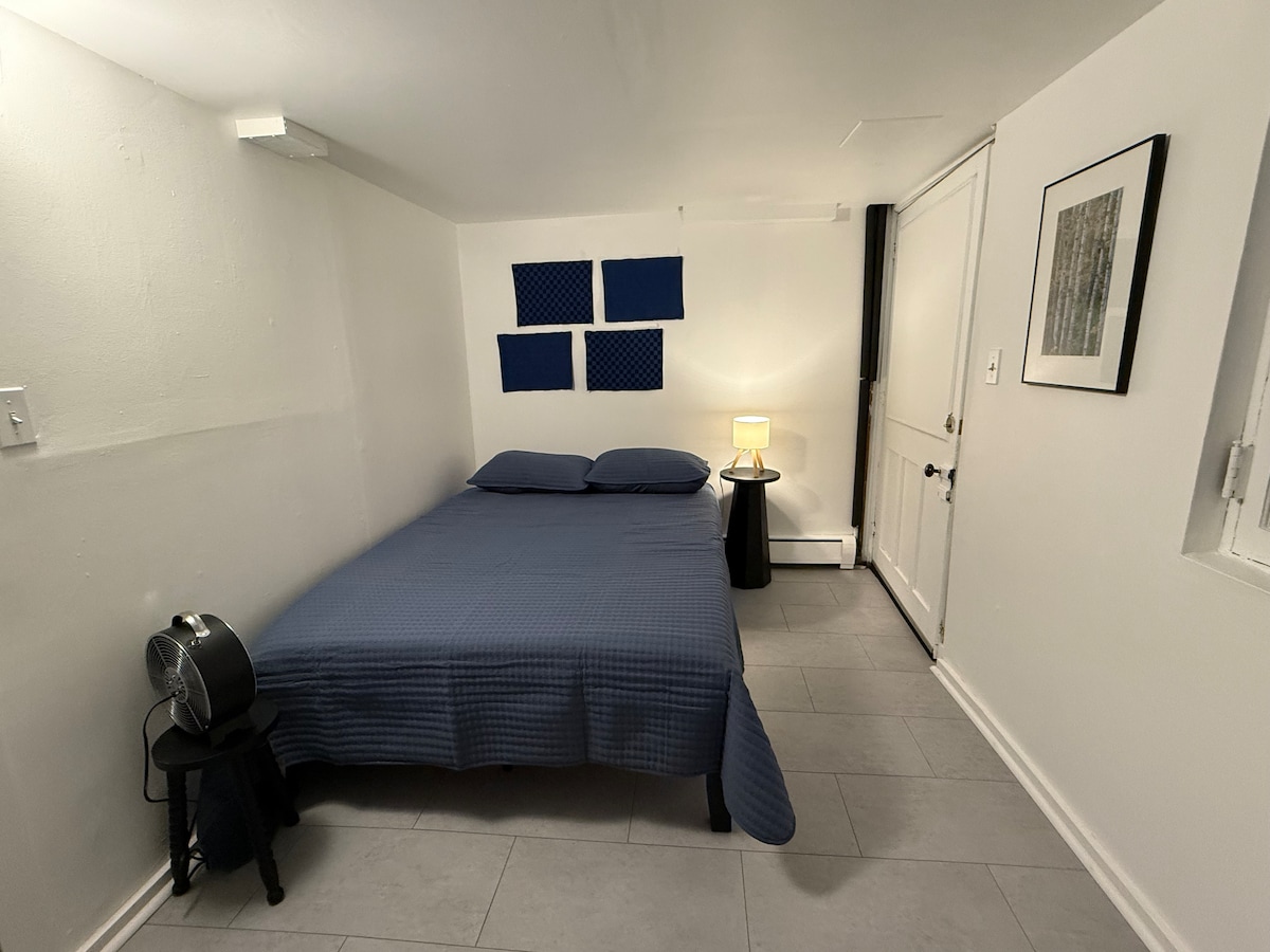 Სრული საწოლი ზეწრების რამდენიმე კომპლექტით, დამატებითი ბალიშებითა და საბნებით.