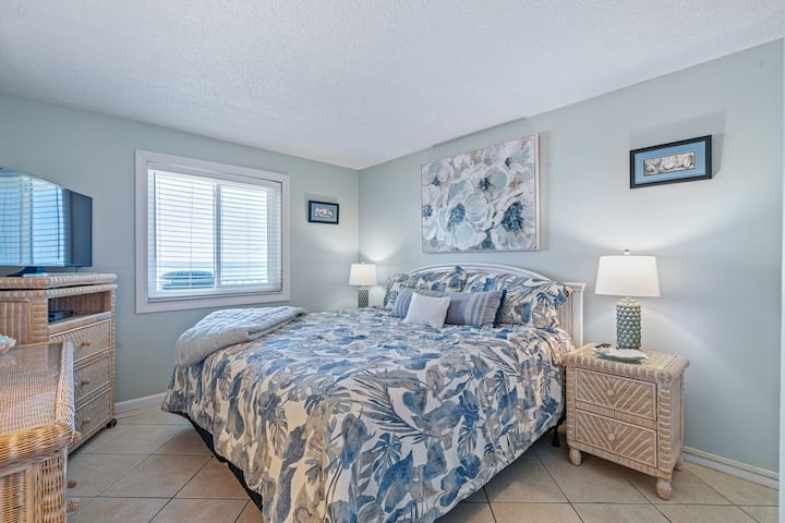 Chambre principale, très grand lit. 