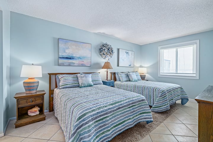 Chambre 2, deux lits queen size. 