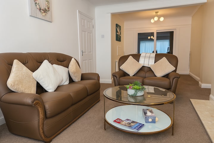 Elegant 3 Bed Stay - Birmingham - Bromsgrove